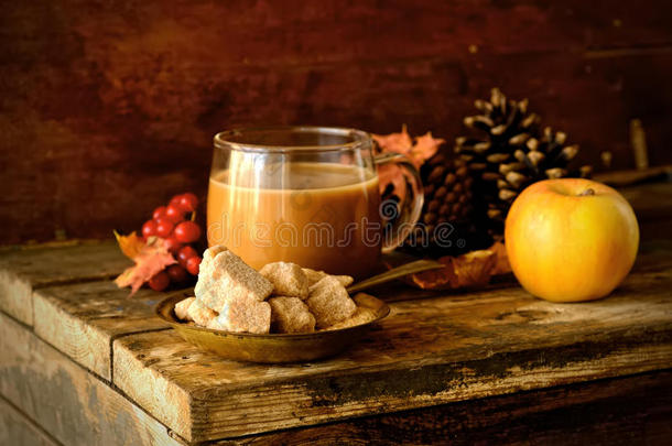 红糖，牛奶咖啡，苹果，木制背景上的松果