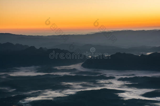 五彩缤纷的夜晚，天空中有云。 夏季日落日出黄昏黎明背景。