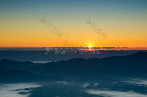 五彩缤纷的夜晚，天空中有云。 夏季日落日出黄昏黎明背景。