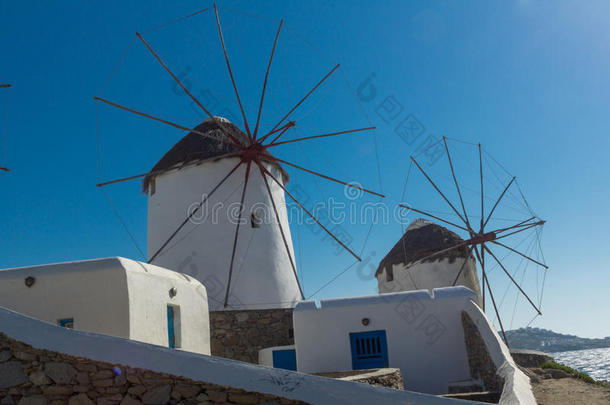 希腊麦科诺斯岛上白色风车的惊人景色