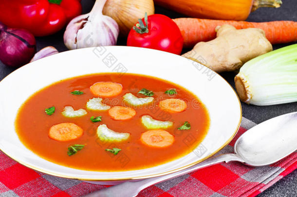 胡萝卜番茄<strong>汤</strong>在盘子里。 躺在<strong>汤料</strong>后面，