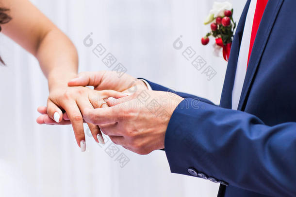 男人把<strong>结婚</strong>戒指戴在女人手上<strong>的照片</strong>