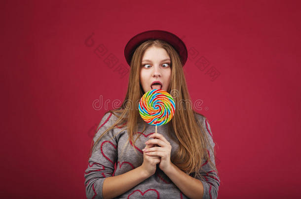 有趣的女孩吃大条纹棒棒糖