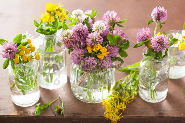 五颜六色的医疗花和草药在罐子里