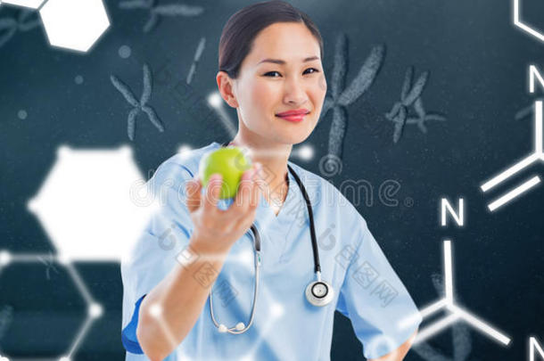 微笑外科医生拿着苹果和同事在医院的复合图像