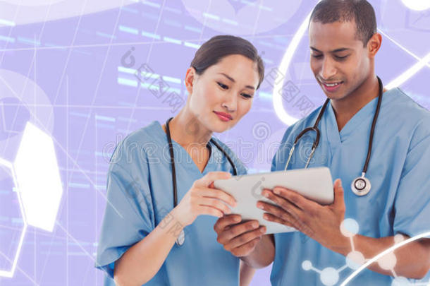 外科医生在医院看数字平板的复合图像
