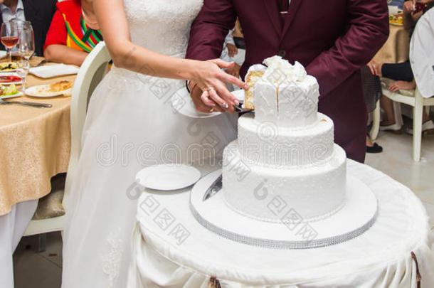 新娘和新郎在婚宴上<strong>切蛋糕</strong>