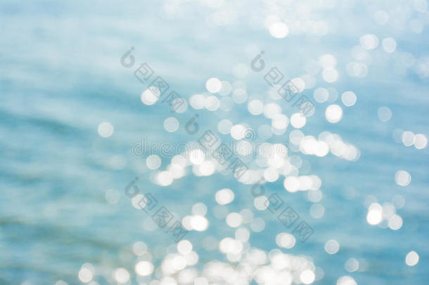抽象的阳光波克在蓝色的海水纹理背景上。