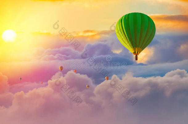 <strong>彩色热气球</strong>，多云的日出背景