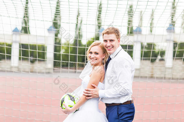 欧洲足球锦标赛的概念。 在足球场上的一对新婚夫妇。
