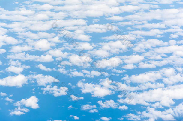 云<strong>质感</strong>壁纸。 从<strong>飞机</strong>窗口看到蓝天和多云的田野。