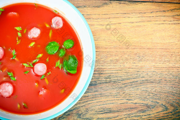 胡萝卜番茄汤在盘子里。 意大利全国美食