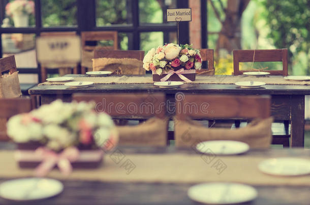 为活动聚会或婚礼庆典设置漂亮的桌子