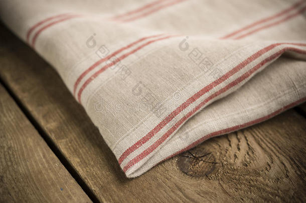 折叠白色，米色和红色条纹棉布或亚麻布