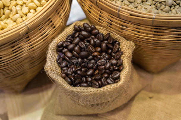 一种咖啡豆，装在一个既烤又生的容器里。 代表一种清新而芬芳的咖啡。
