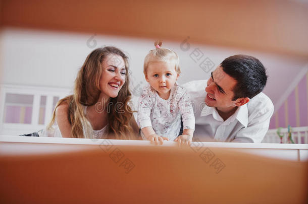 美丽的家庭有三个人，爸爸妈妈和女儿