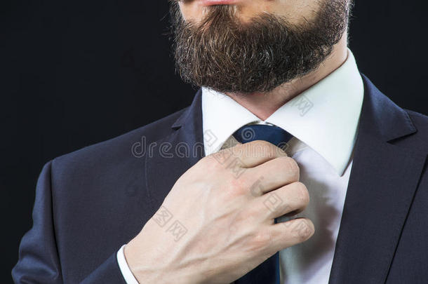 优雅的男人<strong>纠正</strong>他的领带。