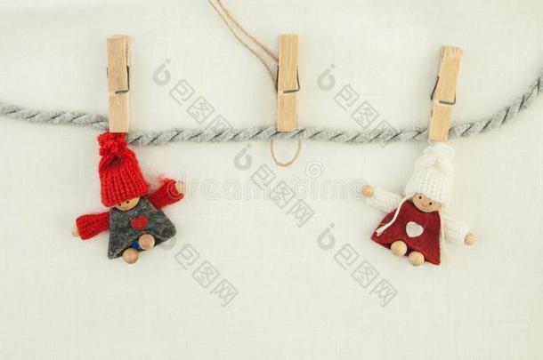 空白，情人节，贺卡。 木制别针，针织的爱偶男女挂在晾衣绳上。 在布上