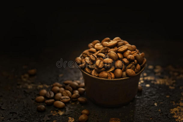 咖啡豆在一个老式碗上的黑暗背景-复古效果风格的图片