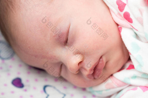在婴儿床上睡觉的新生儿的特写，