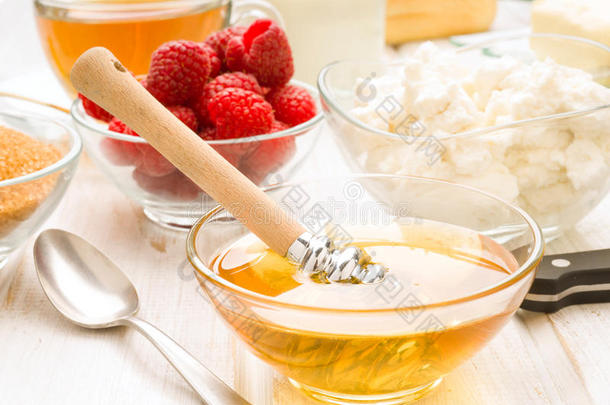 一碗带浆果的蜂蜜