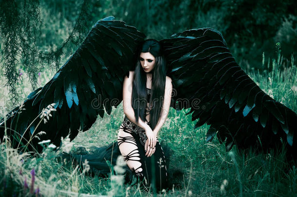 黑色天使。 漂亮的女孩-恶魔