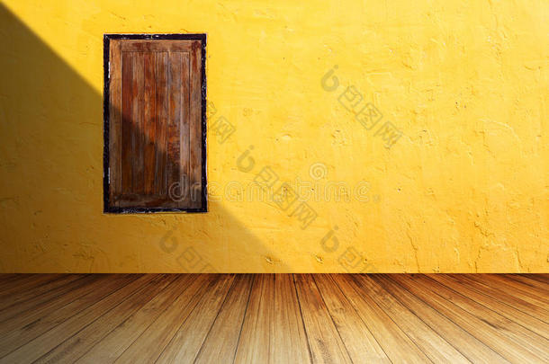 在明亮的橙色混凝土墙上，在透视木地板上用灰色木窗从左侧阴影。