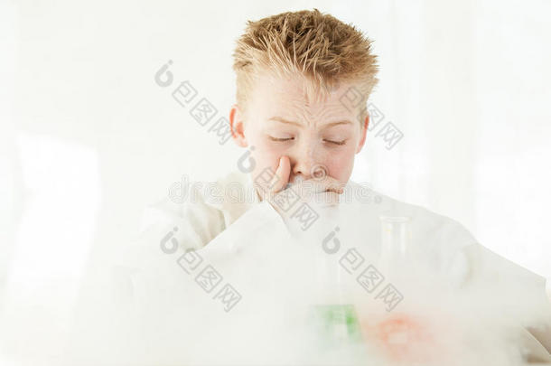 咳嗽男孩被危险的化学物质包围着