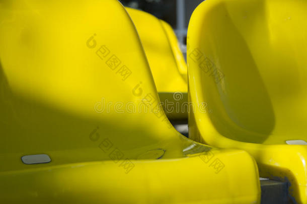 特写镜头在体育场拍摄了大量的黄色塑料座椅