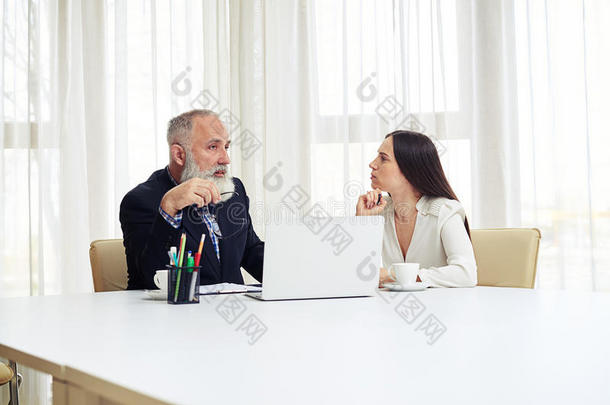 商务人士在会议期间在桌子上进行讨论