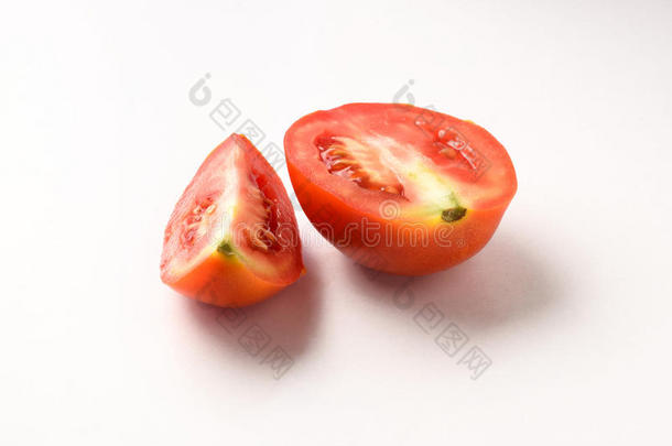 新鲜切成两半的西红柿