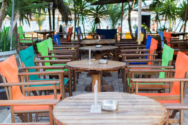 海滩酒吧餐厅五颜六色的<strong>桌椅</strong>，靠近大海