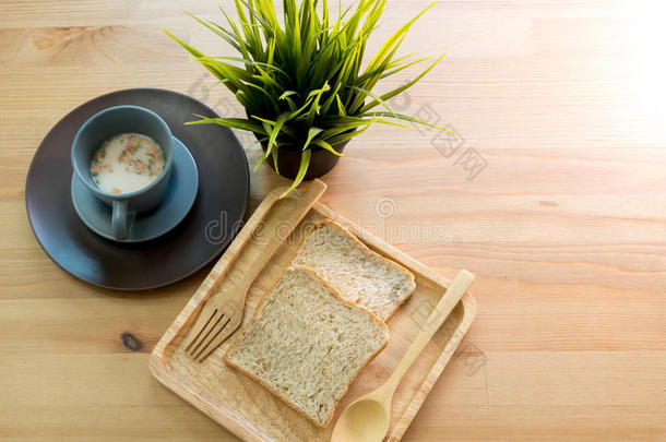 木桌上有面包早餐的杯子汤