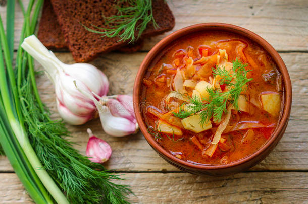 波什。 乌克兰传统蔬菜汤由甜菜、胡萝卜、西红柿、土豆、卷心菜制成