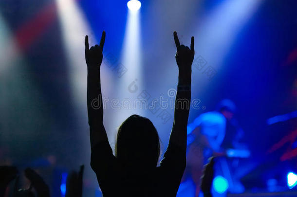 女孩在摇滚音乐会上举手