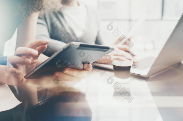财务部工作流程。图片妇女显示商业报告现代平板电脑，图表屏幕。银行家男子持有