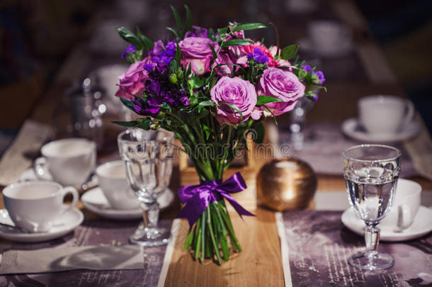 餐厅的花卉构图，玫瑰和虹膜，<strong>紫</strong>色的组合<strong>色调</strong>