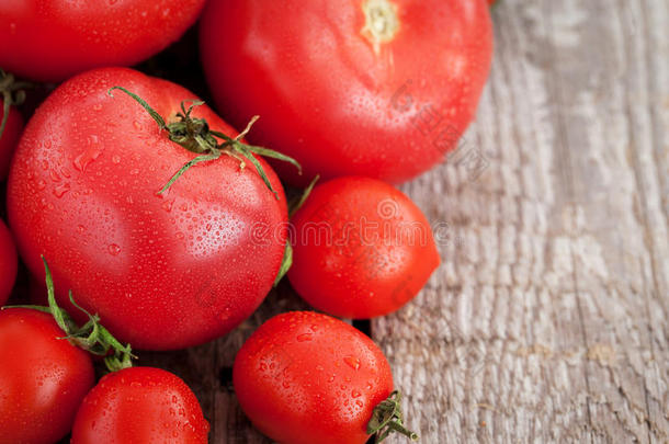 木桌<strong>上新</strong>鲜成熟的西红柿