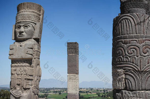 图拉考古景观上的亚特兰蒂斯人物和古柱
