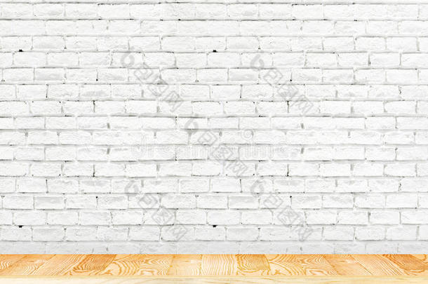 空木现代桌子和格栅白色砖墙在背景，模拟模板显示您的产品。