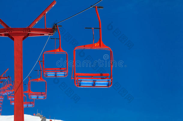 山上空荡荡的红色滑雪缆车