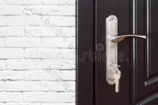 关闭深棕色木门手柄与锁。