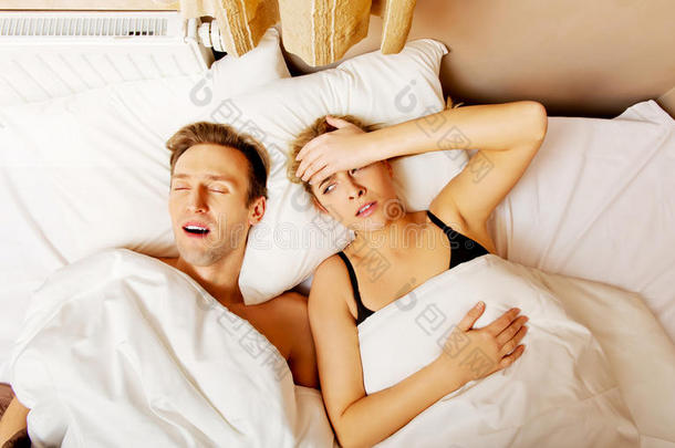 夫妻在床上，男人打鼾的女人<strong>睡不着</strong>