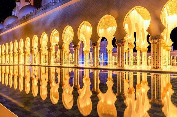 阿联酋阿布扎比酋长扎耶德大清真寺夜间照明的美丽人行道