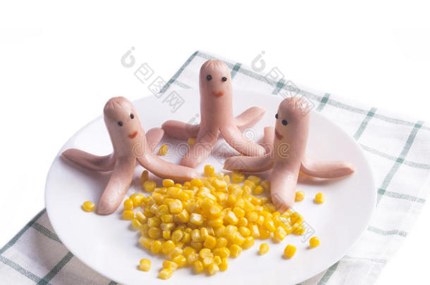 <strong>儿童食品</strong>。 三只有趣的章鱼是用玉米盘上的香肠做的。