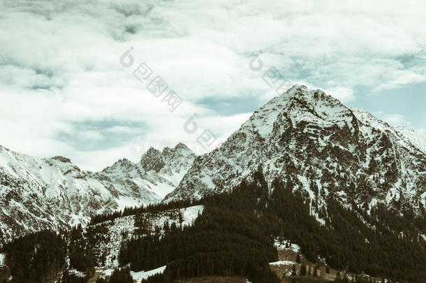 阿尔卑斯山巴伐利亚云颜色对比