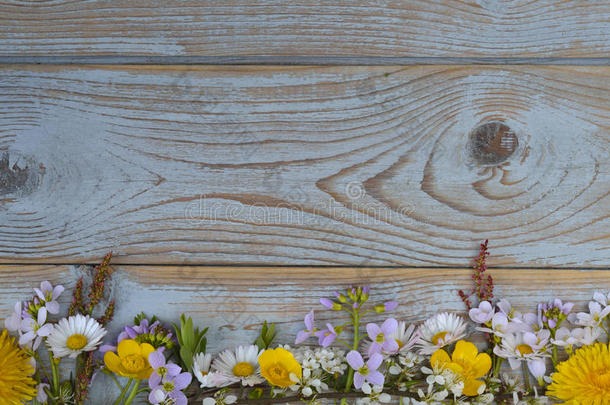 一束田野花，雏菊，黄油杯，五柱花，蒲公英在一个古老的背景与空的复制空间