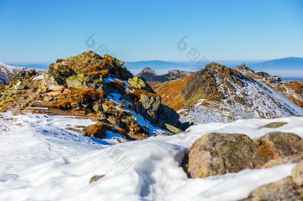 积极的冒险背景美丽的暴风雪