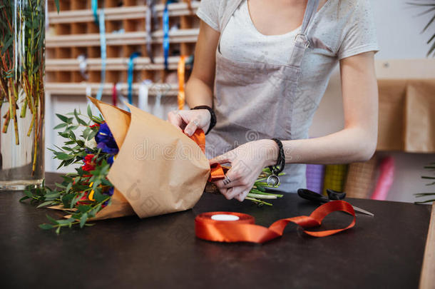 妇女花店的手在商店里做花束