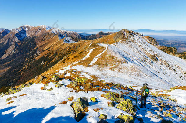 积极的冒险背景美丽的暴风雪